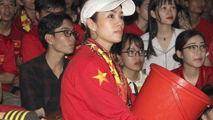 'Đốn tim': Fan nữ vừa ôm thùng hứng nước mưa, vừa cổ vũ U23 Việt Nam Ảnh 2