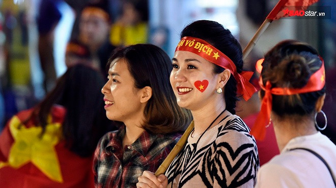 Những CĐV nữ xinh đẹp thu hút ánh nhìn khi xuống phố mừng chiến thắng của U23 Việt Nam Ảnh 2