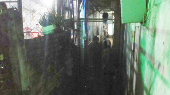 2 bà cháu tử vong trong phòng trọ, trên cổ có vết cắt Ảnh 2