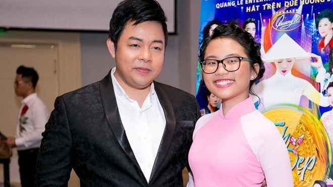 Phương Mỹ Chi chờ đúng 0 giờ để chúc mừng sinh nhật ba nuôi Quang Lê Ảnh 2