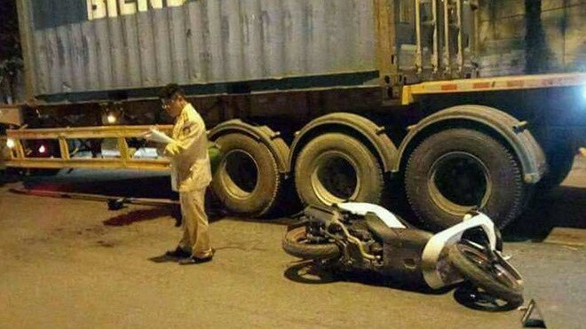 Nam thanh niên tử vong do cờ cổ vũ bóng đá cuốn vào container Ảnh 2