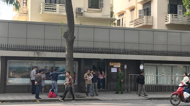 Nhiều người Việt Nam đến đại sứ quán Trung Quốc làm visa sang xem trận chung kết U23 Ảnh 2