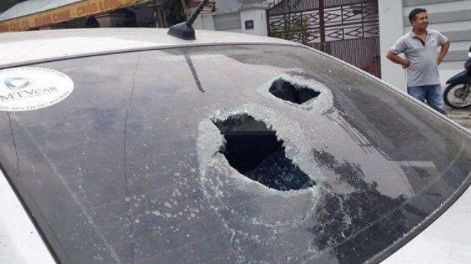 Người đàn ông đuổi đánh tài xế, dùng gạch đập vỡ kính ô tô sau va chạm giao thông Ảnh 2