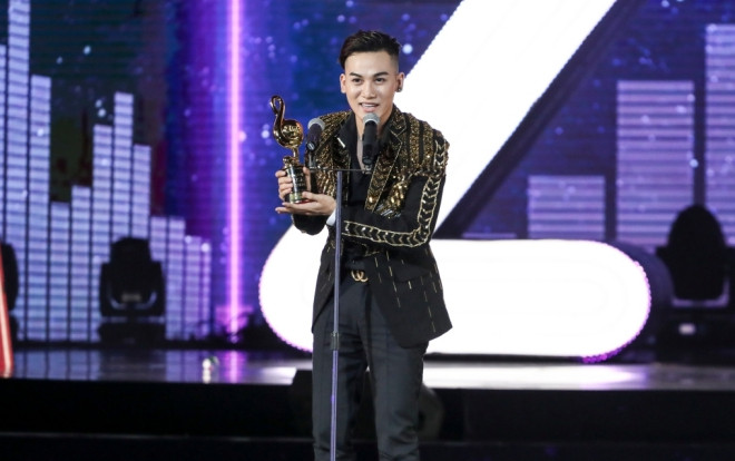 Chỉ sau ít tháng debut, Ali nhanh chóng rinh về một lúc 2 giải lớn mùa cuối năm Ảnh 2