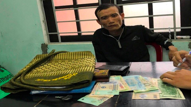 Hàng chục người dân truy bắt tên cướp giật tài sản táo tợn giữa ban ngày Ảnh 2