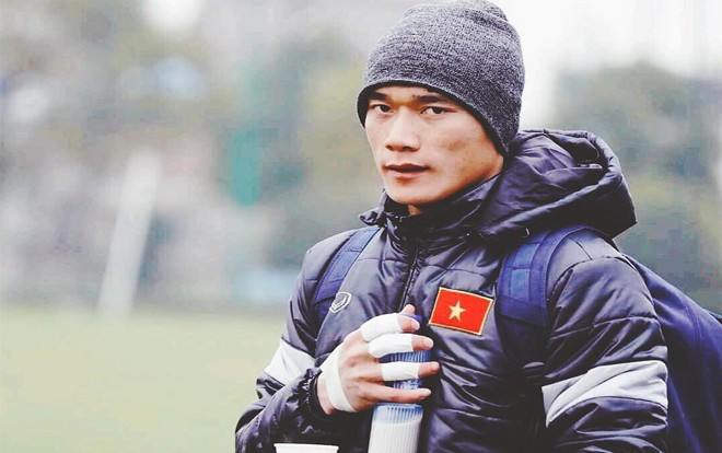 Bí mật về thủ môn Bùi Tiến Dũng qua lời mẹ kể: Nấu cám lợn, rửa chén giỏi, ế và yêu con nít Ảnh 2