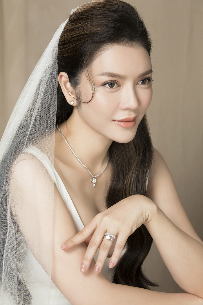Lý Nhã Kỳ từ bỏ hình ảnh quyền lực, trở thành cô dâu dịu dàng trong bộ ảnh mới Ảnh 7