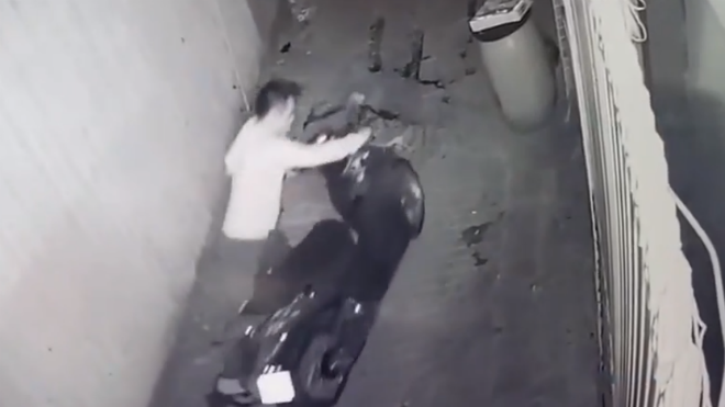 Camera ghi hình đối tượng đột nhập vào phòng trọ nữ sinh trộm tài sản Ảnh 2