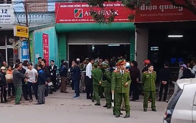 Đối tượng bịt mặt, xông vào ngân hàng doạ nổ bom cướp tiền Ảnh 2