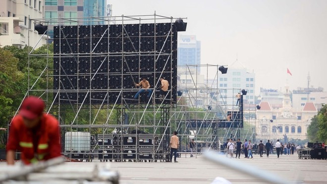 Tất bật lắp đặt màn hình 'khủng' xem U23 VN ở phố đi bộ Nguyễn Huệ Ảnh 2