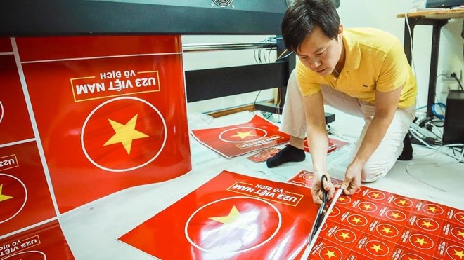 8X chi 150 triệu in hàng nghìn hình dán miễn phí cho cổ động viên U23 Việt Nam Ảnh 2