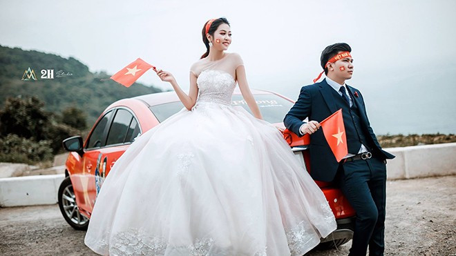 Bộ ảnh cưới chất phát ngất của cô dâu chú rể đeo băng rôn, dán decal kín xe cổ vũ U23 Việt Nam Ảnh 2