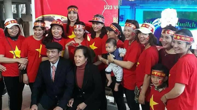 Đoàn người đổ về nhà thủ môn Tiến Dũng để xem trận chung kết U23 Châu Á chiều nay Ảnh 2