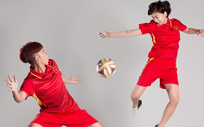 Ngô Thanh Vân trổ tài tâng bóng, Jun Phạm đổi lời nhạc phim 'Về quê ăn Tết' để ủng hộ U23 Việt Nam Ảnh 2