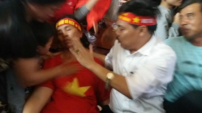 Mẹ trung vệ Bùi Tiến Dũng ngất xỉu sau màn gỡ hòa của U23 Việt Nam Ảnh 2