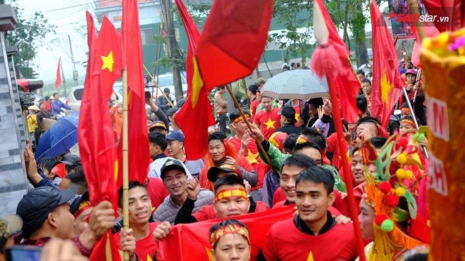 Hàng nghìn người hâm mộ đổ bộ về nhà tiền vệ Quang Hải reo hò trước giờ G Ảnh 2