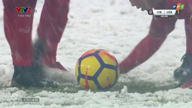 Khoảnh khắc xúc động được chia sẻ chóng mặt: Văn Thanh cùng đồng đội dùng tay cào tuyết để Quang Hải ghi bàn! Ảnh 2