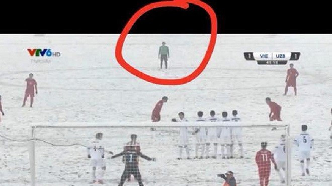 Khoảnh khắc dễ thương: Thủ môn Tiến Dũng bỏ cả khung thành để chạy tới xem Quang Hải sút phạt Ảnh 2