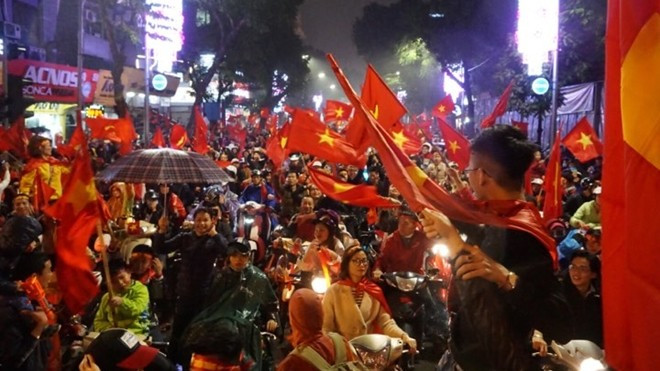 Mặc kệ mưa lớn, hàng triệu người vẫn xuống đường mừng U23 Việt Nam đã thi đấu hết mình Ảnh 2