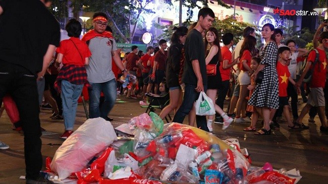 Người hâm mộ cùng nhau dọn rác ở phố đi bộ sau khi xem xong trận chung kết của U23 Việt Nam Ảnh 2