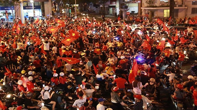 Báo Trung Quốc: Dù thất bại nhưng vẫn reo hò cổ vũ, người hâm mộ Việt Nam thật tuyệt vời Ảnh 2