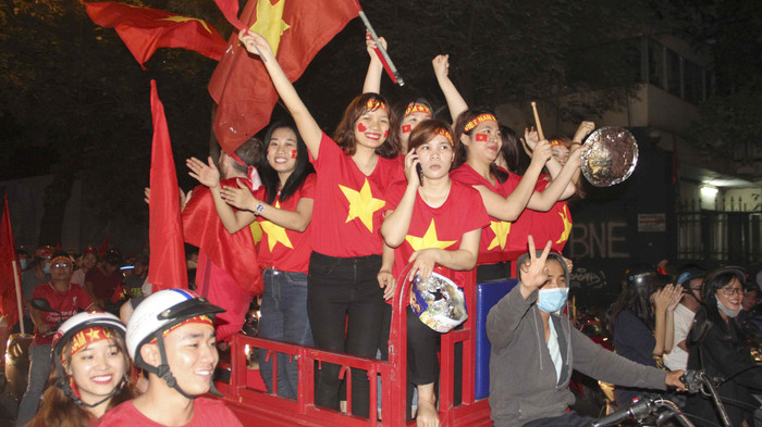 Dàn hot girl tràn xuống đường 'đi bão' dù U23 Việt Nam thua trận Ảnh 2