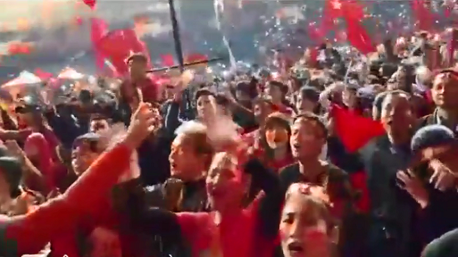 CĐV Việt Nam nán lại khán đài hát Chúc mừng sinh nhật sớm tặng thủ môn Bùi Tiến Dũng Ảnh 2