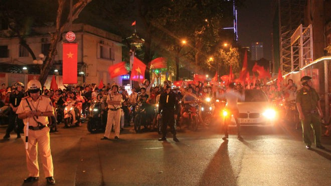 Cảnh sát túc trực ở mọi nẻo đường đảm bảo an toàn khi người người rủ nhau 'đi bão' Ảnh 2