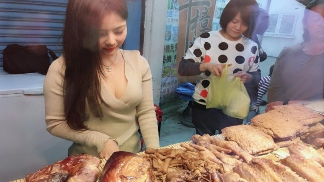 Quán thịt vỉa hè thuê cô gái chân dài, mặc quần ngắn cũn cỡn bán hàng để hút khách Ảnh 2