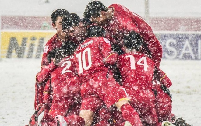 Nhà thơ Nguyễn Phong Việt ca ngợi U23 Việt Nam: 'Chúng ta đã vẽ lên nền trời ấy màu đỏ tuyệt vời' Ảnh 2