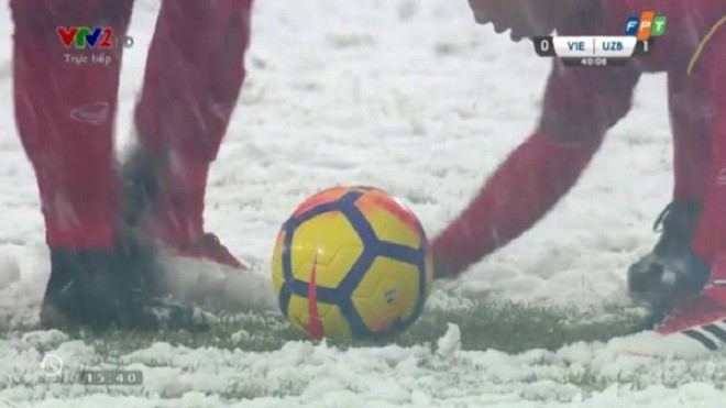 Cổ động viên Trung Quốc 'phát cuồng' khi Văn Thanh dùng tay cào tuyết để Quang Hải ghi bàn Ảnh 2