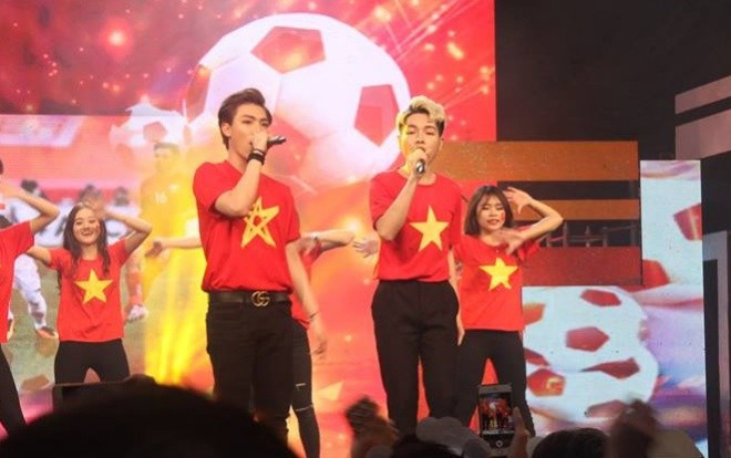Đức Phúc và Erik lần đầu hát live ca khúc dành tặng U23 trên sóng truyền hình Ảnh 2