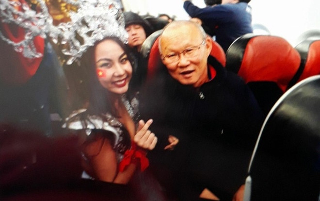 Người mẫu Next Top Model bị cư dân mạng 'ném đá' dữ dội vì diện trang phục hở hang khi đón U23 Việt Nam Ảnh 2