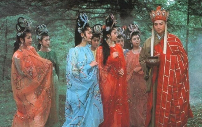 Cư dân mạng ví người mẫu diện trang phục phản cảm đón U23 Việt Nam giống… thầy trò Đường Tăng gặp yêu quái Ảnh 2