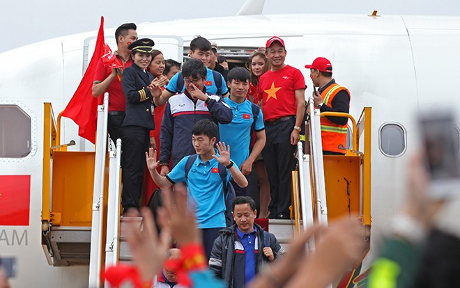 Vietjet Air càng bị phản đối khi 'đổ lỗi' cho diễn viên múa tự ý rời vị trí đến xin chữ ký U23 Việt Nam Ảnh 2