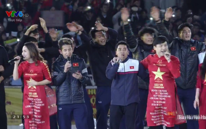 Khoảnh khắc nức lòng người hâm mộ: U23 Việt Nam hát vang 'Niềm tin chiến thắng' Ảnh 2