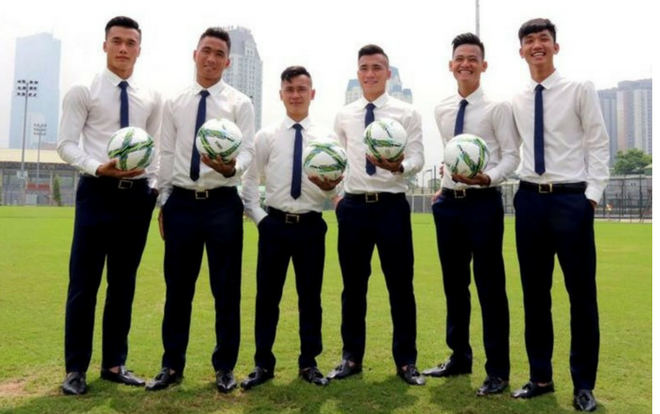 Tuyển tập trọn bộ ảnh U23 Việt Nam mặc sơ mi trắng khiến fan nữ 'rụng rời' Ảnh 2