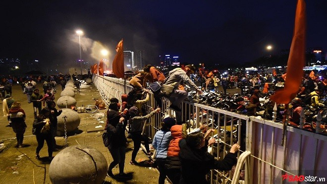 Hàng trăm cổ động viên 'vượt rào' ra về vì trời mưa lạnh trong đêm vinh danh các cầu thủ U23 Việt Nam Ảnh 2