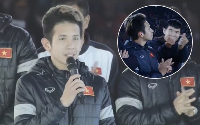 Đức Chinh chọc quê Hồng Duy 'Pinky' trên sóng trực tiếp: ‘Làm như ca sĩ mà chào trân trọng’ Ảnh 2