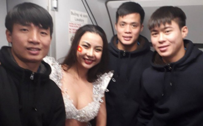 Lại Thanh Hương chính thức xin lỗi vì diễn bikini phản cảm trên máy bay đón U23 Việt Nam, gián tiếp tiết lộ Vietjet nói dối? Ảnh 2