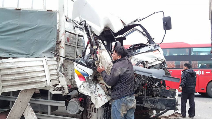 Đâm vào đuôi xe tải, tài xế tử vong mắc kẹt trong ca bin Ảnh 2