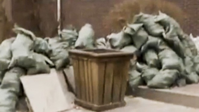 Có ai như người đàn ông này không, ném hơn 400 triệu đồng vào thùng rác mà không biết Ảnh 2