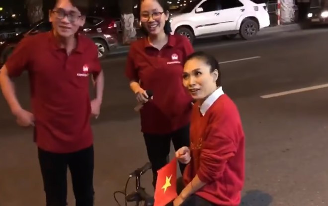 Đây là phản ứng của Mỹ Tâm khi gặp fan cuồng giữa lúc đi bão bằng 'siêu xe' Ảnh 2