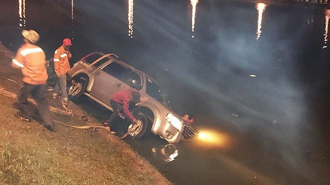 Xe 7 chỗ bất ngờ mất lái lao xuống hồ Xuân Hương lúc nửa đêm Ảnh 2