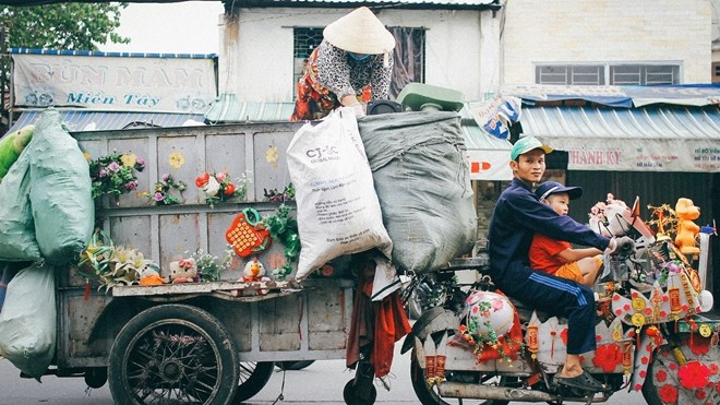 Tết đã cận kề thế này rồi trên chiếc xe rác chở đầy mùa xuân ở Sài Gòn Ảnh 2