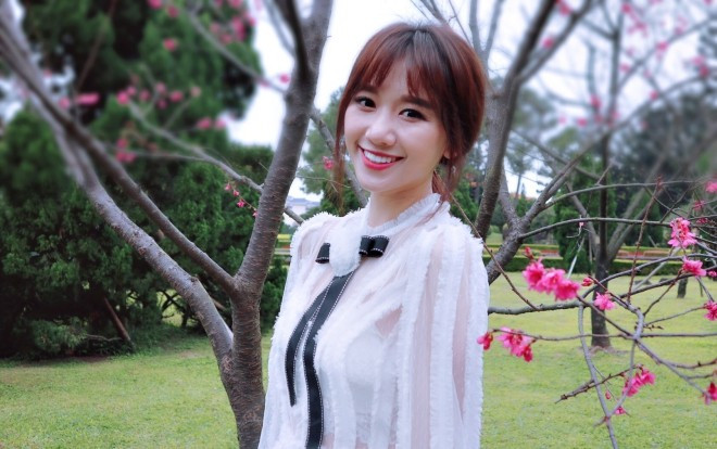 Hari Won diện áo dài ren mỏng manh giữa tiết trời 12 độ của Đài Loan Ảnh 2