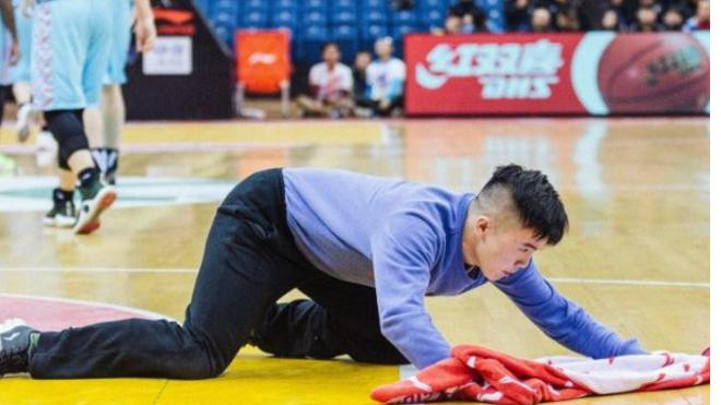 Thanh niên 'đổi đời' nhờ nghề lau sàn bóng rổ lương 30.000 đô/năm: Nghiêm túc trong việc sẽ được đền đáp xứng đáng Ảnh 2