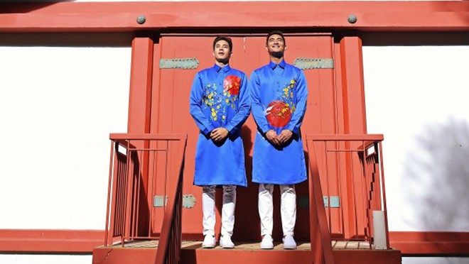 Hồ Vĩnh Khoa cùng bạn trai tình tứ diện Áo dài uyên ương Ảnh 2