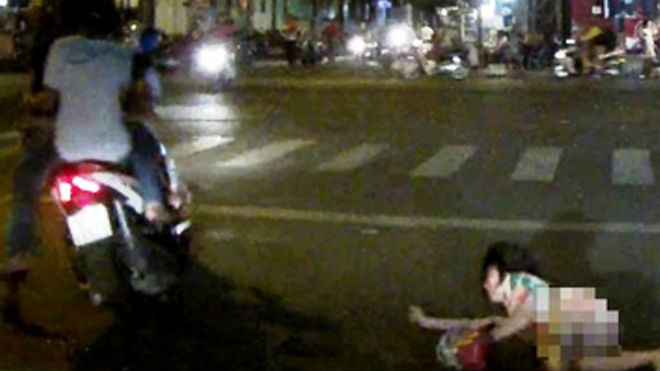 Truy xét nhóm đối tượng dùng bình xịt hơi cay tấn công cô gái để cướp tài sản Ảnh 2