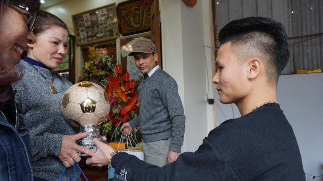 Món quà bất ngờ Quang Hải tặng mẹ ngày trở về Ảnh 2